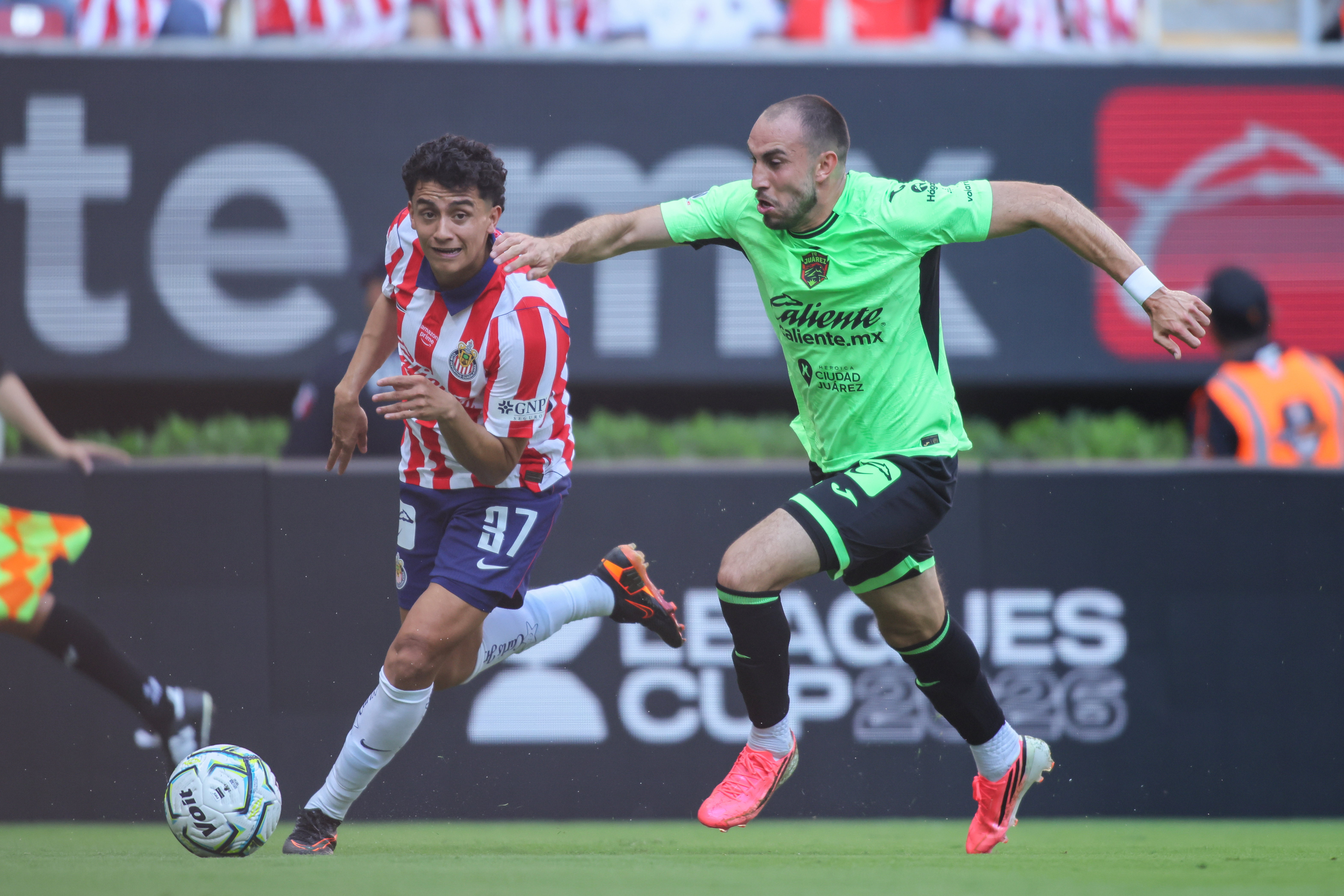 Jugadores de Chivas y Juárez en el Apertura 2026